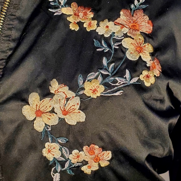 American Eagle Outfitters Embroided Black Satin Light Jacket Size Large - Picture 4 of 7